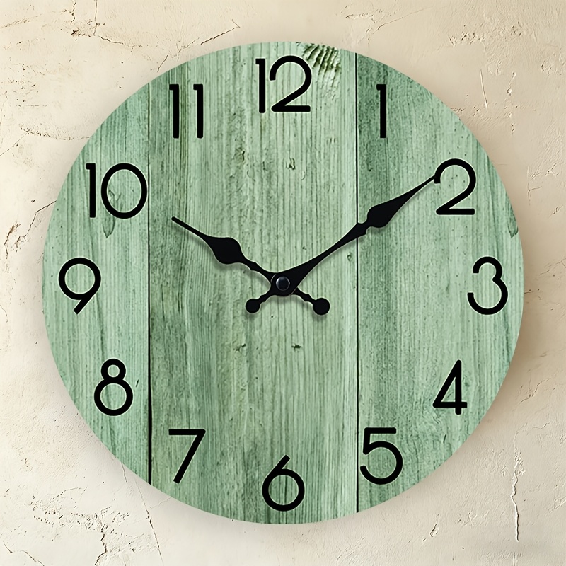 Lighting Home Decor Wall Clocks - Eine runde Wanduhr mit hellgrünem Holzmaserungsmuster,